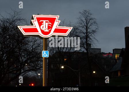 Toronto, ONTARIO, Canada – 17 dicembre 2022: Il segno della compagnia di trasporti Toronto Transit Commission nel centro di Toronto Foto Stock