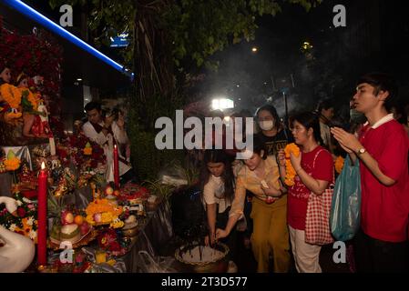 Bangkok, Thailandia. 24 ottobre 2023. Molti devoti partecipano. Il Navaratri Hindu Festival di Sri Maha Mariamman Temple (Wat Khaek Silom), lungo Sathorn e Silom Road, a bangkok, il 24 ottobre 2023. (Immagine di credito: © Teera Noisakran/Pacific Press via ZUMA Press Wire) SOLO USO EDITORIALE! Non per USO commerciale! Foto Stock