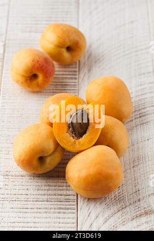 Albicocche succose mature su uno sfondo di legno bianco. Raccolta della frutta. Foto Stock