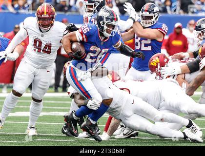 Il running back dei New York Giants Saquon Barkley (26) con The Carry contro i Washington Commanders al MetLife Stadium di East Rutherford NJ il 22 ottobre 2023 (Alyssa Howell/Image of Sport) Foto Stock