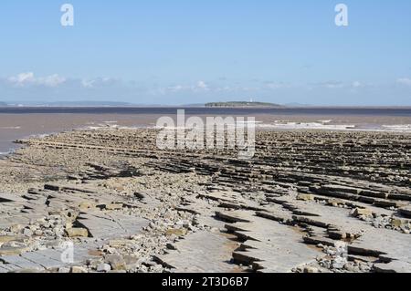 Lavernock Point alla bassa marea Galles Regno Unito. Costa britannica costa gallese. Vista panoramica della spiaggia e del cielo, rocce intertidali del mare Foto Stock