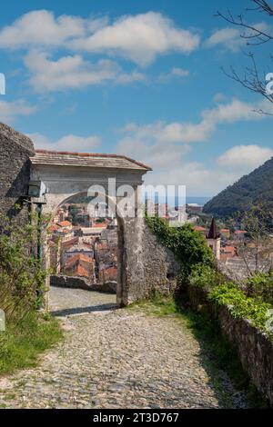 Porta della Mezzaluna porta ad arco in strada Beretta, una strada in salita che conduce al forte San Giovanni, un forte spagnolo che domina Finalborgo, Liguria Foto Stock