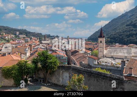 Vista dal forte San Giovanni, un forte spagnolo situato sulla collina sopra il borgo medievale di Finalborgo, con il mare sullo sfondo, la Liguria Foto Stock