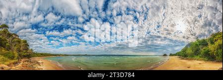Panorama mozzafiato del passo e di Clarkes Beach, con Byron Bay in lontananza, nuovo Galles del Sud, Australia Foto Stock