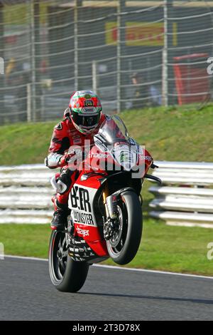 Glenn Irwin - BeerMonster Ducati - in sella alla Ducati 2 nelle 2023 British Superbike a Brands Hatch nell'ottobre 2023 Foto Stock