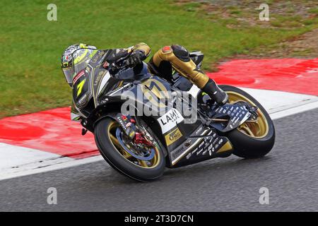 Ryan Vickers - LAMI OMG Racing Yamaha - in sella a Yamaha 7 nelle 2023 Superbike britanniche a Brands Hatch nell'ottobre 2023 Foto Stock