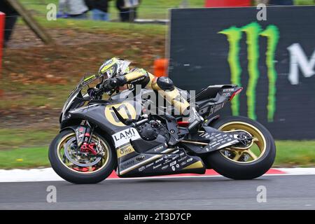 Ryan Vickers - LAMI OMG Racing Yamaha - in sella a Yamaha 7 nelle 2023 Superbike britanniche a Brands Hatch nell'ottobre 2023 Foto Stock