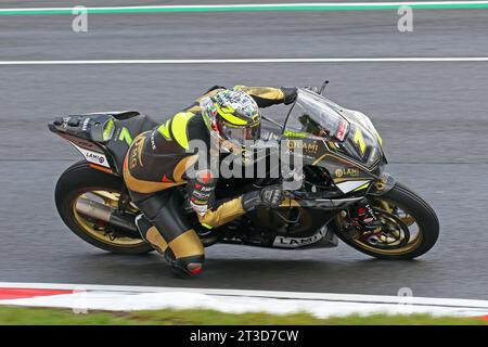 Ryan Vickers - LAMI OMG Racing Yamaha - in sella a Yamaha 7 nelle 2023 Superbike britanniche a Brands Hatch nell'ottobre 2023 Foto Stock