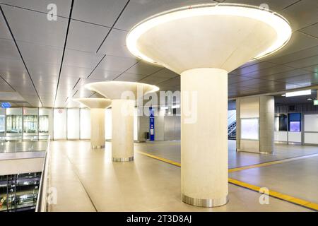 Colonia, Germania 16 novembre 2022: Livello intermedio della stazione della metropolitana Chlodwigplatz a sud di colonia Foto Stock