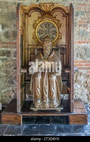 Guatemala, la Antigua - 20 luglio 2023: Museo Casa Santa Domingo. Primo piano di padre Eterno, scultura in legno del padre Ethernal seduto su un alto decoro Foto Stock