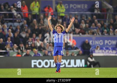 Wout Faes of Leicester City gestures durante la partita del campionato Sky Bet tra Leicester City e Sunderland al King Power Stadium di Leicester martedì 24 ottobre 2023. (Foto: James Holyoak | mi News) crediti: MI News & Sport /Alamy Live News Foto Stock