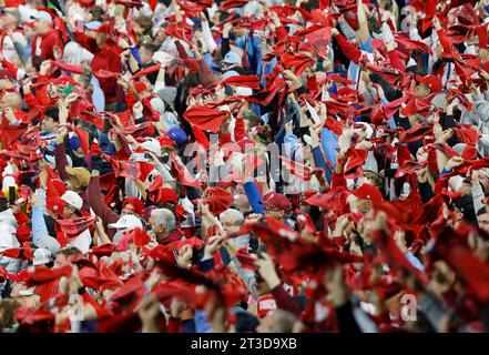 Philadelphia, Stati Uniti. 24 ottobre 2023. I tifosi dei Philadelphia Phillies fanno il tifo per la loro squadra prima dell'inizio della settima partita della NLCS tra i Philadelphia Phillies e gli Arizona Diamondbacks al Citizens Bank Park di Philadelphia martedì 24 ottobre 2023. Foto di Laurence Kesterson/UPI. Crediti: UPI/Alamy Live News Foto Stock