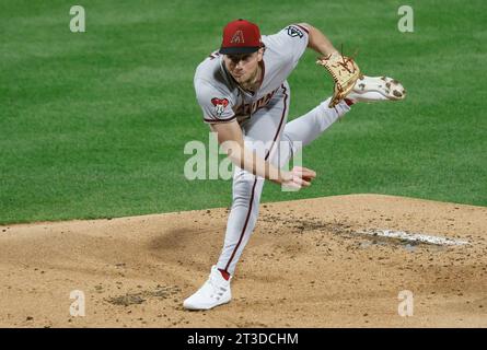 Philadelphia, Stati Uniti. 24 ottobre 2023. Il lanciatore titolare degli Arizona Diamondbacks Brandon Pfaadt lanciò il primo inning contro i Philadelphia Phillies in gara 7 della NLCS al Citizens Bank Park di Philadelphia martedì 24 ottobre 2023. Foto di Laurence Kesterson/UPI Credit: UPI/Alamy Live News Foto Stock