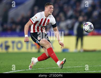 Leicester, Regno Unito. 24 ottobre 2023. Daniel Ballard del Sunderland durante la partita per il campionato Sky Bet al King Power Stadium di Leicester. Il credito fotografico dovrebbe leggere: Darren Staples/Sportimage Credit: Sportimage Ltd/Alamy Live News Foto Stock