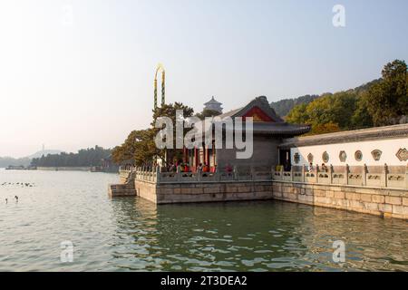 Il Palazzo d'Estate, un vasto complesso di laghi, giardini e palazzi a Pechino, in Cina. Niente persone, vista sui padiglioni e sul lago. Spazio copia, Hor Foto Stock