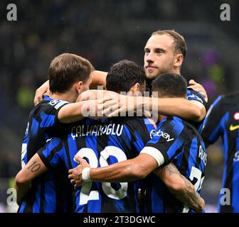 Milano, Italia. 24 ottobre 2023. I giocatori dell'FC Inter festeggiano dopo aver segnato punti durante la partita di UEFA Champions League del gruppo D tra l'FC Inter e il Salisburgo a Milano, Italia, il 24 ottobre 2023. Credito: Alberto Lingria/Xinhua/Alamy Live News Foto Stock