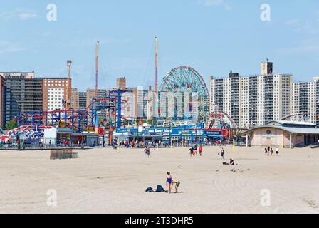 Nei primi giorni della stagione, Coney Island Beach è notevolmente poco affollata. Foto Stock