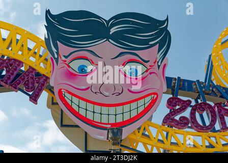 Luna Park "Scream zone", modellato sul Luna Park originale, ospita molte delle giostre più recenti di Coney Island. Foto Stock