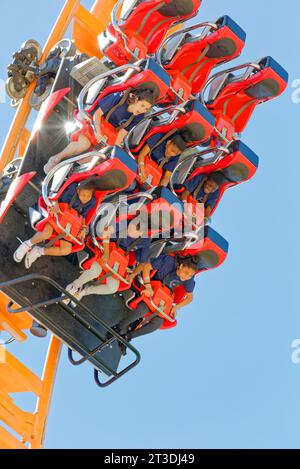 Thunderbolt non è famoso come il ciclone di Coney Island, ma le montagne russe in acciaio sono un vero pugno: Basta guardare il terrore e la gioia nei volti dei piloti. Foto Stock