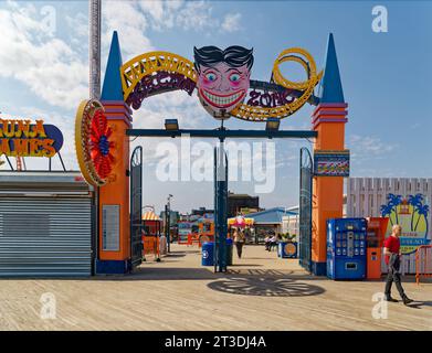 Luna Park "Scream zone", modellato sul Luna Park originale, ospita molte delle giostre più recenti di Coney Island. Foto Stock