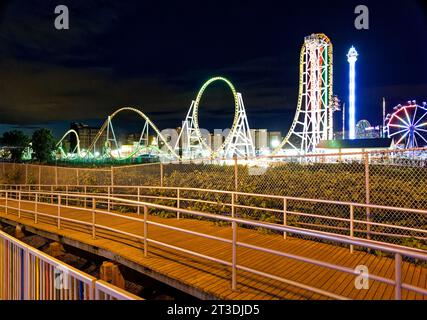 Thunderbolt non è famoso come il ciclone di Coney Island, ma le montagne russe in acciaio sono un vero pugno: Basta guardare il terrore e la gioia nei volti dei piloti. Foto Stock