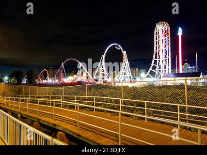 Thunderbolt non è famoso come il ciclone di Coney Island, ma le montagne russe in acciaio sono un vero pugno: Basta guardare il terrore e la gioia nei volti dei piloti. Foto Stock