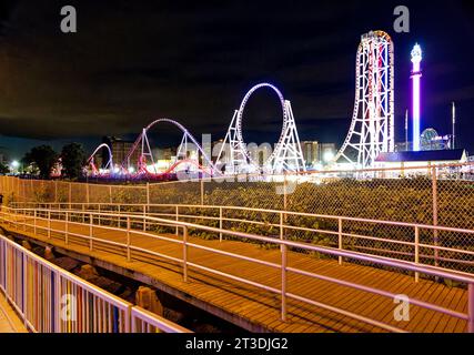 Thunderbolt non è famoso come il ciclone di Coney Island, ma le montagne russe in acciaio sono un vero pugno: Basta guardare il terrore e la gioia nei volti dei piloti. Foto Stock