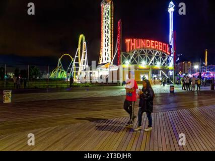 Thunderbolt non è famoso come il ciclone di Coney Island, ma le montagne russe in acciaio sono un vero pugno: Basta guardare il terrore e la gioia nei volti dei piloti. Foto Stock