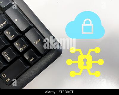 Tastiera nera con vista dall'alto e icona del sistema di parole chiave.concetto di sicurezza informatica. Foto Stock