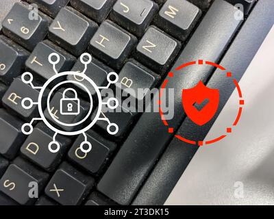 Tastiera nera con vista dall'alto e icona di sicurezza del sistema. Concetto di sicurezza informatica. Foto Stock