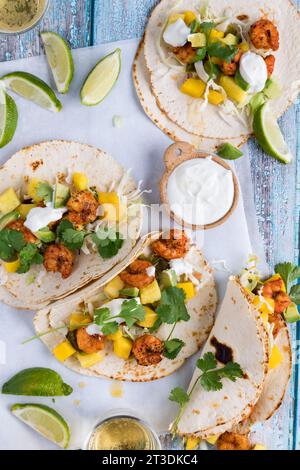 Tacos speziati fatti in casa con lime e coriandolo, pronti per essere mangiati. Foto Stock
