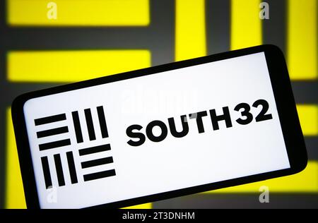 Ucraina. 25 ottobre 2023. In questa foto, il logo South32 è visibile sullo schermo dello smartphone. Credito: SOPA Images Limited/Alamy Live News Foto Stock