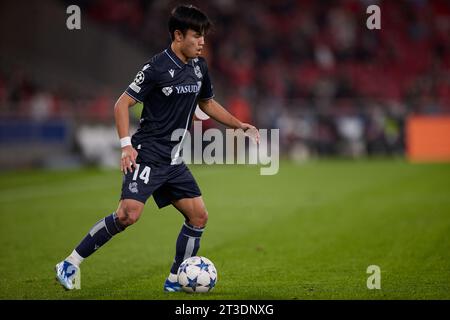 Takefusa Kubo della Real Sociedad in azione durante la partita di UEFA Champions League tra SL Benfica e Real Sociedad all'Estadio do Sport Lisboa e Benfica il 24 ottobre 2023, a Lisbona, Portogallo. Foto Stock