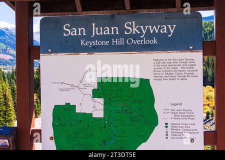 Colore autunnale lungo la San Juan Skyway Scenic Byway in Colorado. La San Juan Skyway è un anello incredibilmente bello della famosa autostrada del Colorado. Foto Stock