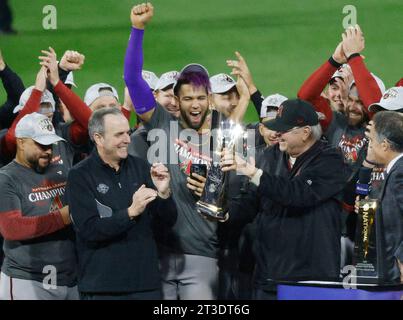 Philadelphia, Stati Uniti. 24 ottobre 2023. Il manager degli Arizona Diamondbacks Torey Lovullo detiene il trofeo NLCS mentre Derrick Hall, CEO dei Diamondbacks, festeggia la vittoria dei Philadelphia Phillies 4-2 per vincere la NLCS e avanzare alle World Series al Citizens Bank Park di Filadelfia martedì 24 ottobre 2023. I Diamondbacks hanno vinto il meglio delle sette serie 4-3. Foto di Laurence Kesterson/UPI Credit: UPI/Alamy Live News Foto Stock