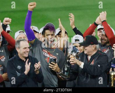 Philadelphia, Stati Uniti. 24 ottobre 2023. Il manager degli Arizona Diamondbacks Torey Lovullo detiene il trofeo NLCS mentre Derrick Hall, CEO dei Diamondbacks, festeggia la vittoria dei Philadelphia Phillies 4-2 per vincere la NLCS e avanzare alle World Series al Citizens Bank Park di Filadelfia martedì 24 ottobre 2023. I Diamondbacks hanno vinto il meglio delle sette serie 4-3. Foto di Laurence Kesterson/UPI Credit: UPI/Alamy Live News Foto Stock