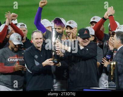 Philadelphia, Stati Uniti. 24 ottobre 2023. Il manager degli Arizona Diamondbacks Torey Lovullo e il CEO dei Diamondbacks Derrick Hall detengono il trofeo NLCS mentre celebrano la vittoria dei Philadelphia Phillies 4-2 per vincere le NLCS e avanzare alle World Series al Citizens Bank Park di Philadelphia martedì 24 ottobre 2023. I Diamondbacks hanno vinto il meglio delle sette serie 4-3. Foto di Laurence Kesterson/UPI Credit: UPI/Alamy Live News Foto Stock