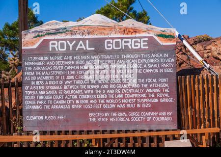 Cartello con le informazioni sul ponte sospeso Royal Gorge in Colorado. Foto Stock