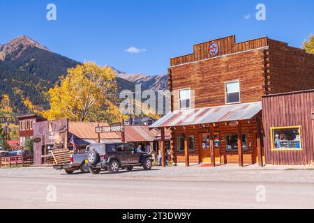 Colorati edifici storici nella vecchia città mineraria di Silverton, Colorado, che è un National Historic Landmark District. Foto Stock