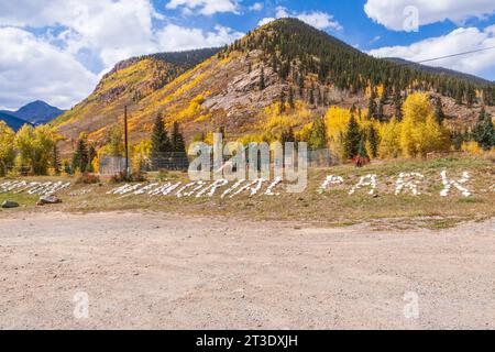 Colorati edifici storici nella vecchia città mineraria di Silverton, Colorado, che è un National Historic Landmark District. Foto Stock