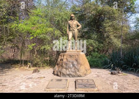 Una statua di David Livingstone (1813-1873), missionario ed esploratore scozzese, si trova alle Cascate Vittoria sul fiume Zambesi. 7 ottobre 2023 Foto Stock