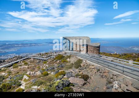 Il Pinnacle Observation Shelter si affaccia sulla città di Hobart, sul Monte Wellington in Tasmania, Australia Foto Stock