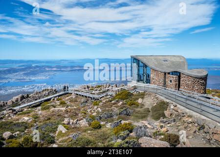 Il Pinnacle Observation Shelter si affaccia sulla città di Hobart, sul Monte Wellington in Tasmania, Australia Foto Stock