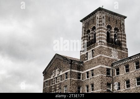 Suggestiva immagine in bianco e nero del campanile dello storico seminario in mattoni al Saint Edward's State Park di Kenmore, Washington. Foto Stock