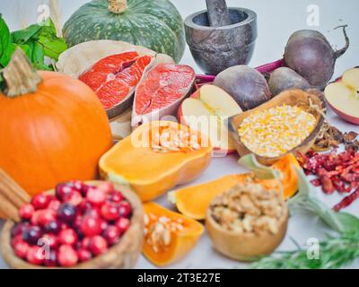 Coloratissima gamma di ingredienti vegetali autunnali con bistecche di salmone di salsiccia per un'alimentazione sana o senza carne, ringraziamento con pesce. Foto Stock