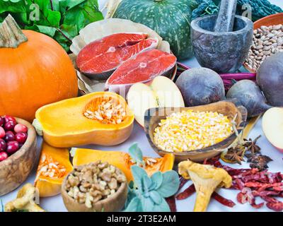 Coloratissima gamma di ingredienti vegetali autunnali con bistecche di salmone di salsiccia per un'alimentazione sana o senza carne, ringraziamento con pesce. Foto Stock