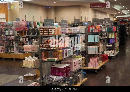 Berlino, Germania. 25 ottobre 2023. Vista mattutina dall'esterno di un negozio della catena TK Maxx. Crediti: Joerg Carstensen/dpa/Alamy Live News Foto Stock