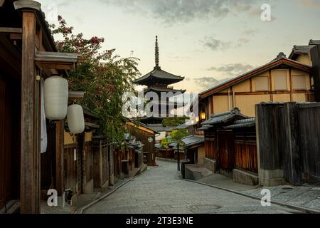 Torre di Yasaka, Tempio di Hokan-ji o Pagoda di Yasaka, alta 46 metri, a Kyoto, Giappone. Foto Stock