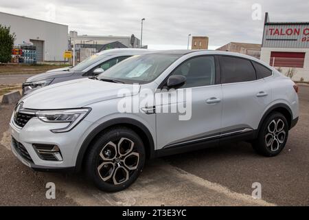 Bordeaux , Francia - 10 19 2023 : Renault arkana vettura francese nuovo modello con logo e testo del marchio veicolo Foto Stock