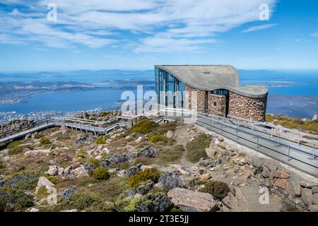 Il Pinnacle Observation Shelter si affaccia sulla città di Hobart, sul Monte Wellington in Tasmania, Australia Foto Stock